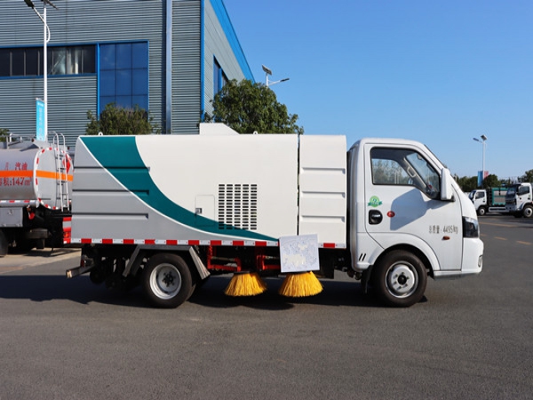 途逸小型纯电动扫路车